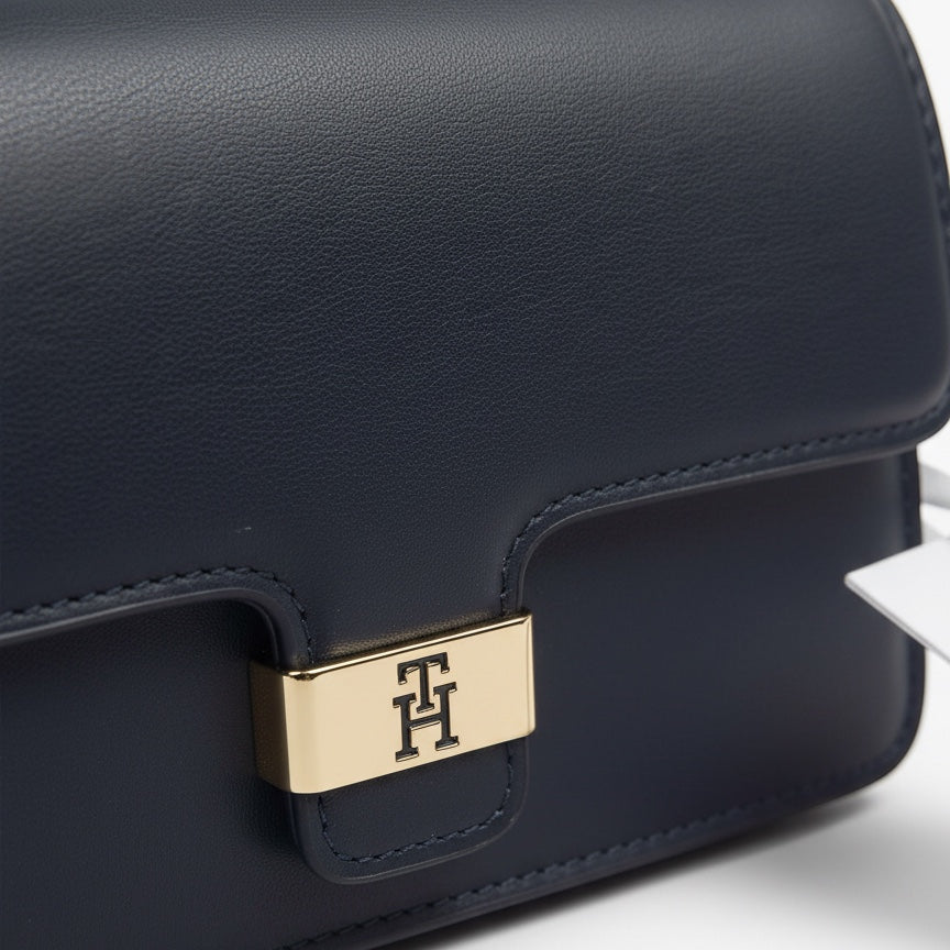 Черный клатч Montana Outlet Tommy Hilfiger TH Heritage с золотистой металлической фурнитурой и логотипом