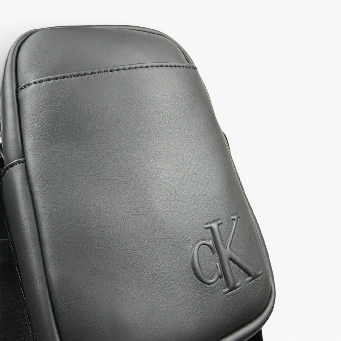Calvin Klein Umhängetasche Bold Ck Slim Reporter LV04D3279G Schwarz