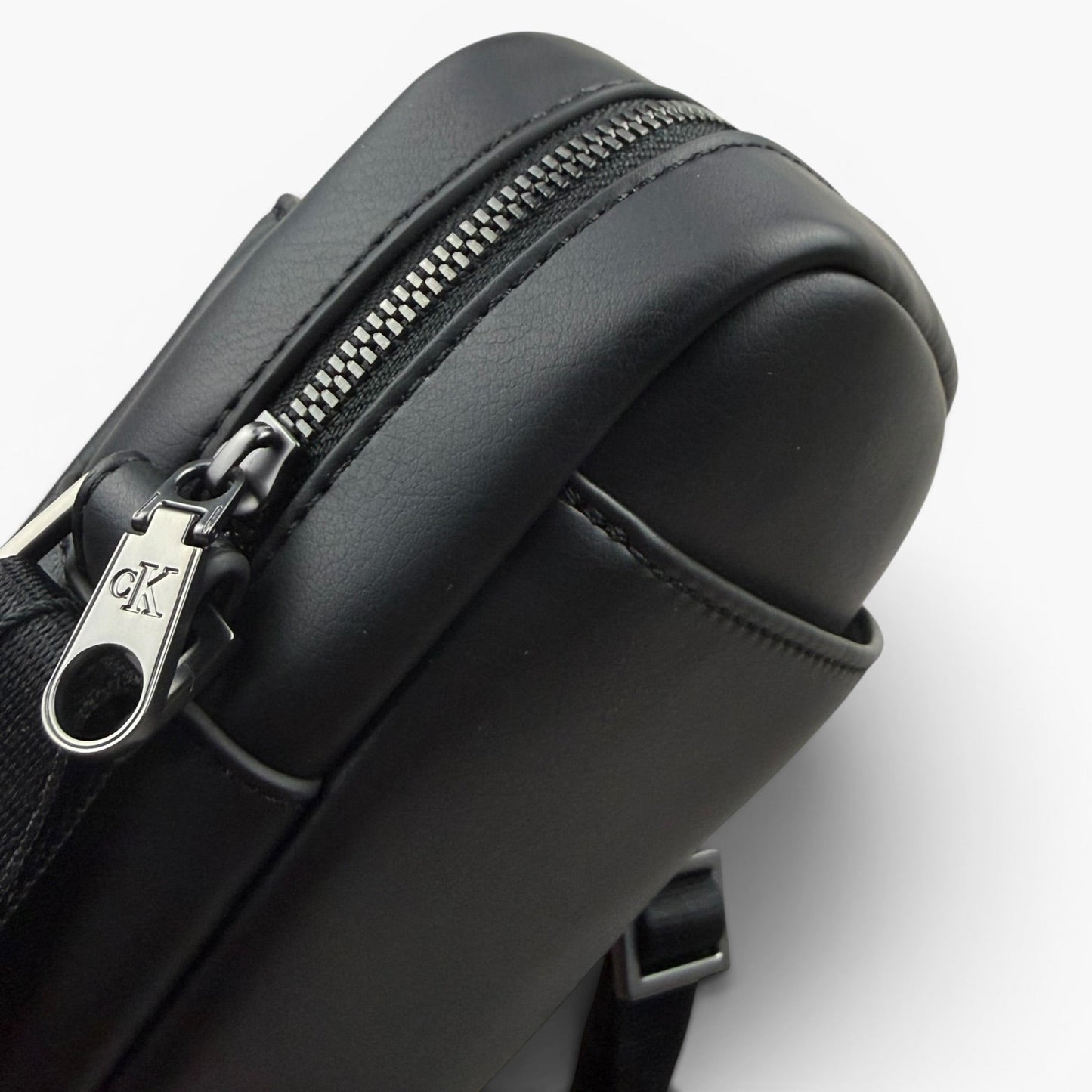 Calvin Klein Umhängetasche Bold Ck Slim Reporter LV04D3279G Schwarz