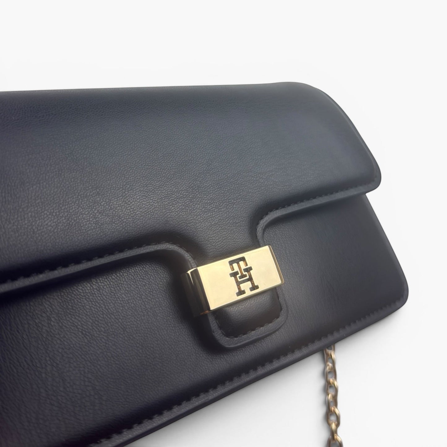 Черная женская сумка-клатч Montana Outlet Tommy Hilfiger Heritage с золотистой металлической застежкой и цепочкой